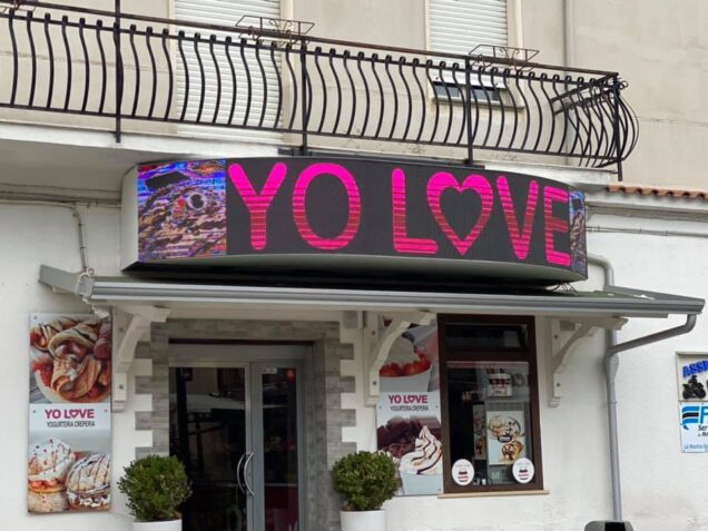 Yo Love – Botricello (CZ) – Display led curvo